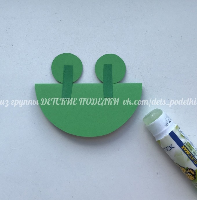 ​Стрекоза и лягушка на кувшинке