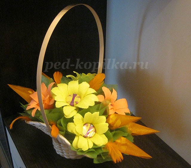 Букет из конфет детскими руками: мастер-класс, часть 2 Букет из конфет детскими руками: мастер-класс, часть 2