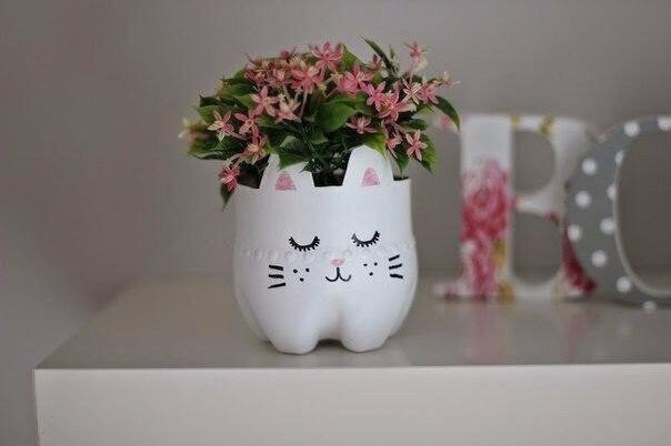 Горшок детскими руками из пластиковой бутылки Горшок детскими руками из пластиковой бутылки