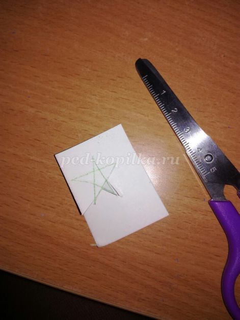 Новогодняя аппликация из стружки от карандашей