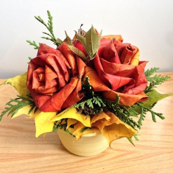 Осенние розы и венки из листьев Осенние розы и венки из листьев