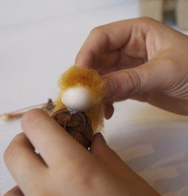 Лесная фея из шишки и желудей