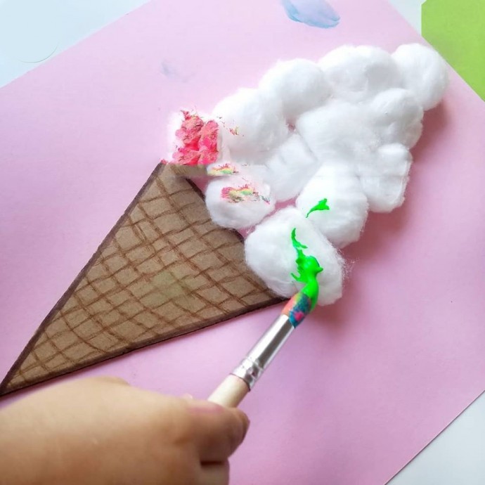Мороженое из ваты в нарисованном вафельном рожке