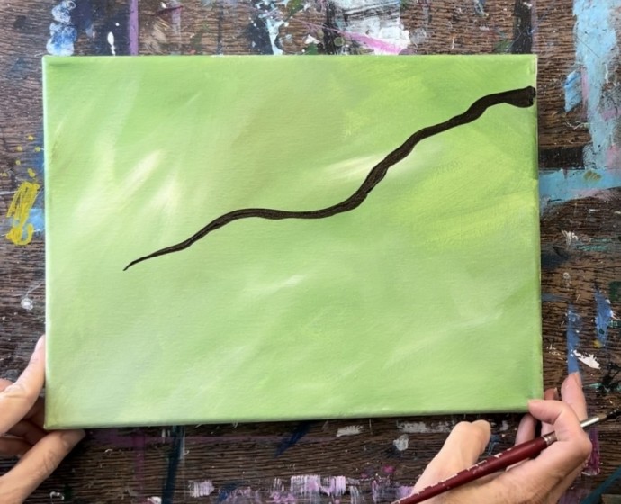 ​Птичка на ветке с яблоками