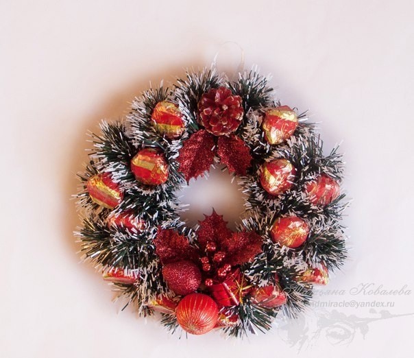 Новогодний венок из конфет