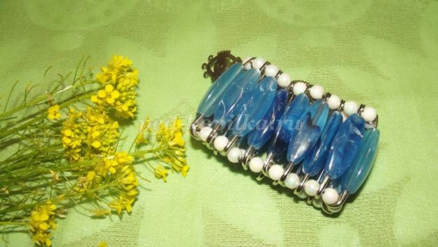 Браслет из булавок детскими руками Браслет из булавок детскими руками