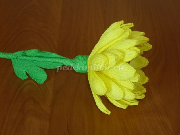 Хризантемы из гофрированной бумаги с конфеткой внутри