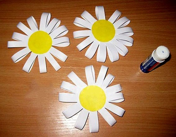 Ромашки из согнутых пополам полосок бумаги Ромашки из согнутых пополам полосок бумаги