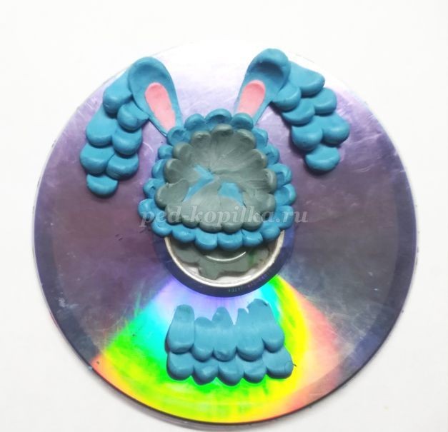 ​Пластилинография на диске: зайчик, часть 3