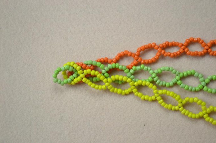 Плетём с детками яркий браслет из разноцветного бисера