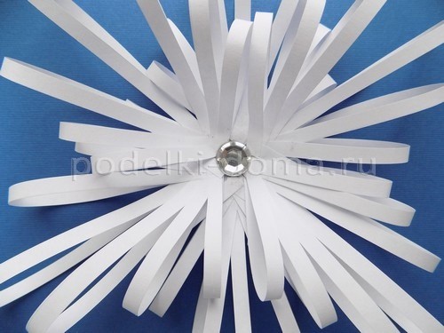 ​Снежника из полосок бумаги