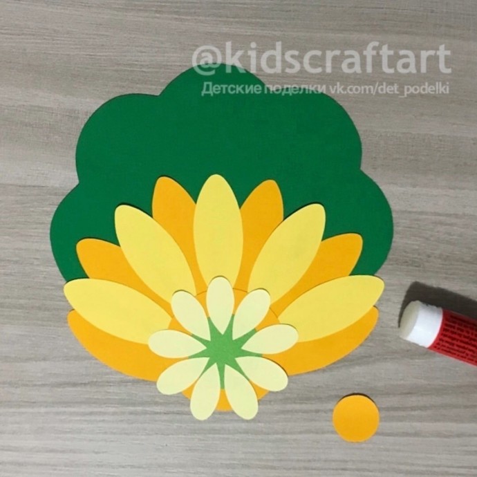 ​Божья коровка на цветке