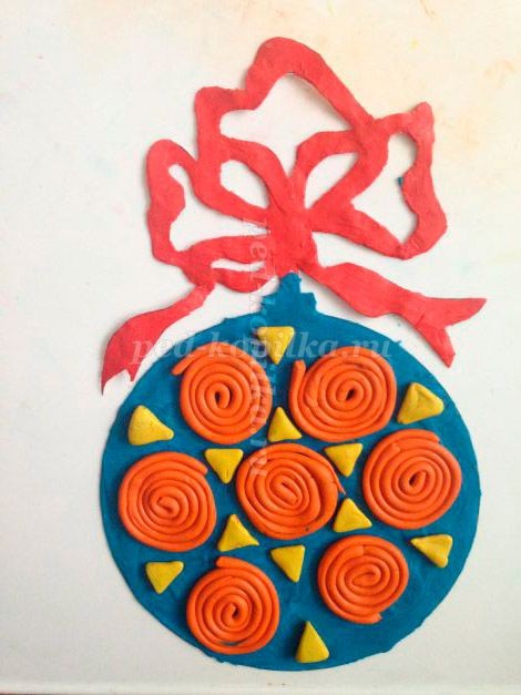 Новогодняя аппликация из пластилина "Новогодний шар"