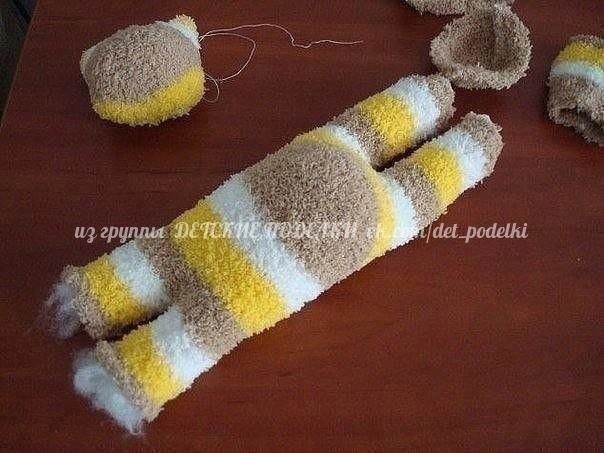 ​Полосатый котенок из носков