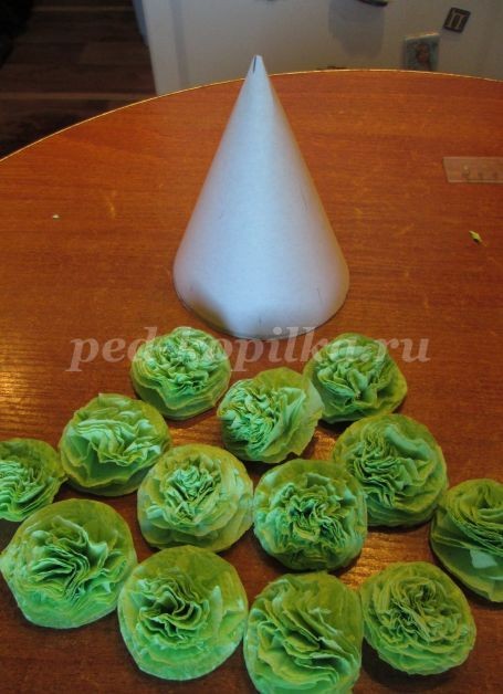 Ёлка из салфеток детскими руками: новогодний мастер-класс, часть 3