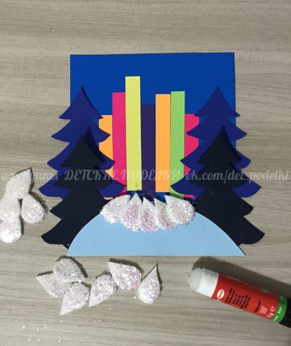 Ёлочки-красавицы из бумаги и ватных дисков Ёлочки-красавицы из бумаги и ватных дисков