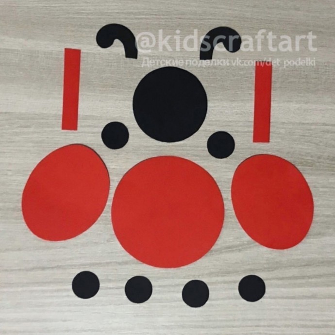 ​Божья коровка на цветке