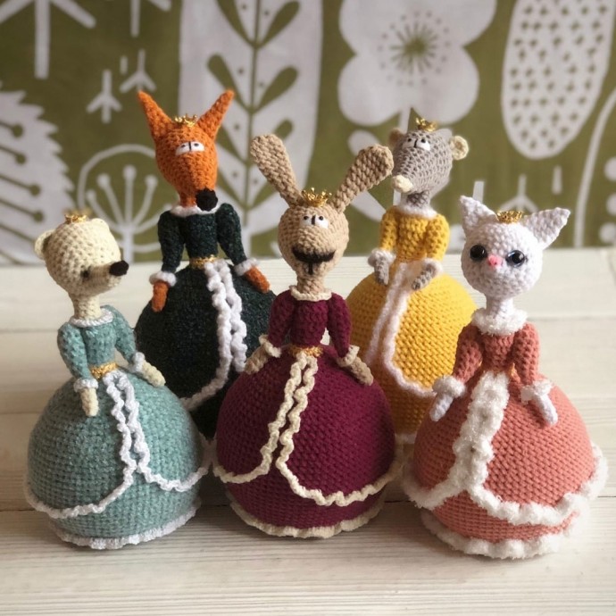 ​Дамы в платьях