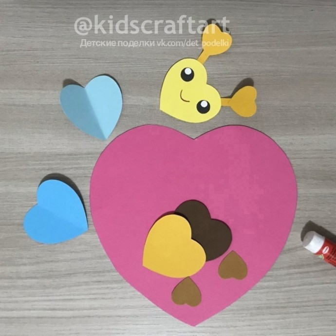 Простая аппликация открытка из сердечек "Пчелка" Простая аппликация открытка из сердечек "Пчелка"