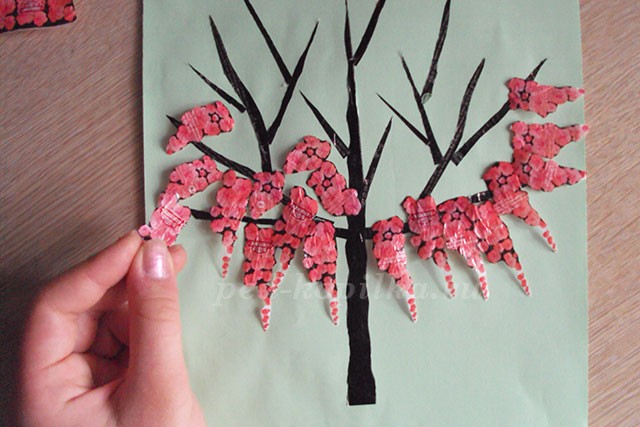 Весенняя аппликация из фантиков от конфет Весенняя аппликация из фантиков от конфет