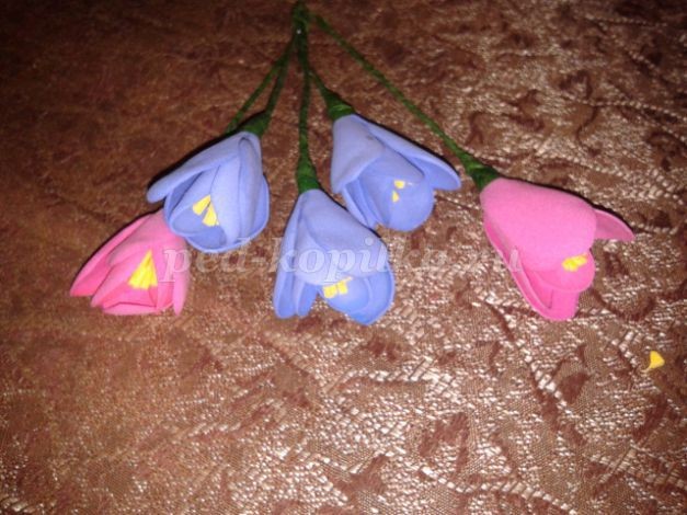 Крокусы из фоамирана детскими руками: часть 2 Крокусы из фоамирана детскими руками: часть 2