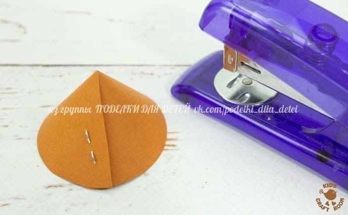 Милый ежик из шишки и картона