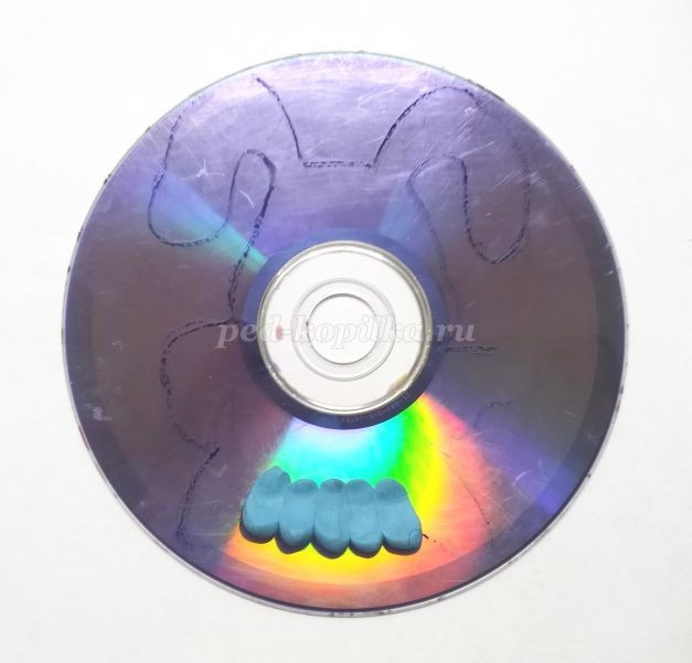 Пластилинография на диске: зайчик, часть 2