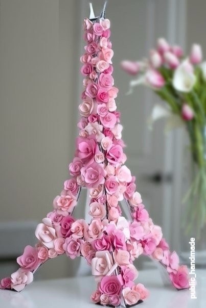Эйфелева башня из бумаги, украшенная цветами