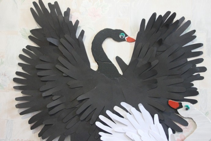 Лебеди из бумажных ладошек 7