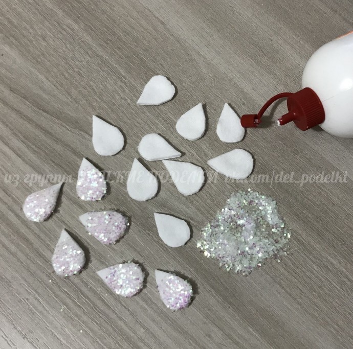 Ёлочки-красавицы из бумаги и ватных дисков Ёлочки-красавицы из бумаги и ватных дисков