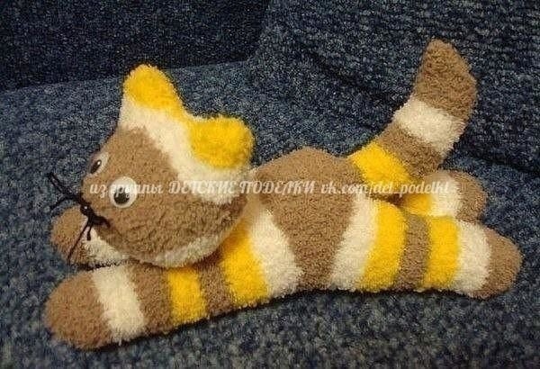 Полосатый котёнок из носков