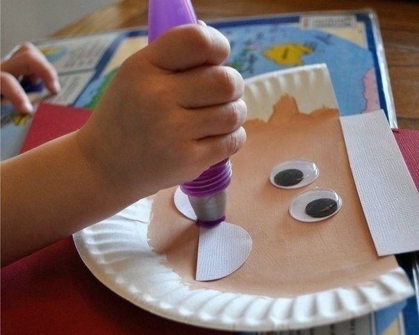 Дед Мороз из одноразовой тарелки и салфетки Дед Мороз из одноразовой тарелки и салфетки