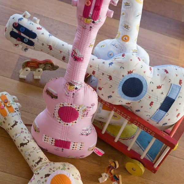 ​Игрушечная гитара из ткани