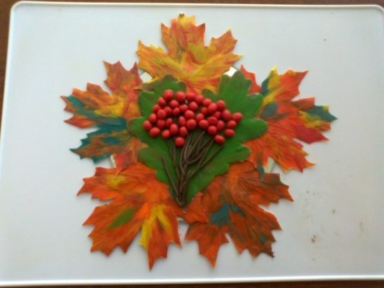 Рябина и листья из пластилина