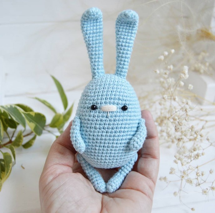 Забавный вязаный зайчонок Забавный вязаный зайчонок