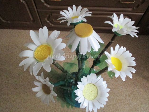 Ромашки из бросового материала детскими руками: часть 1