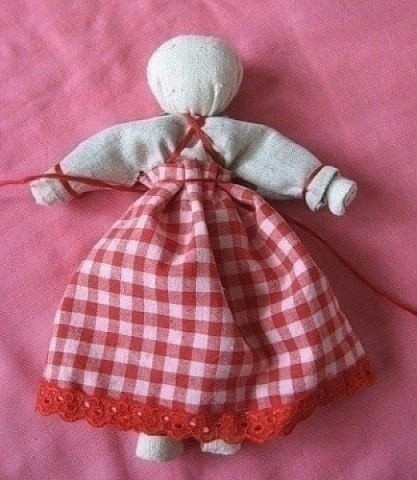 Тряпичная куколка-оберег в вышитом фартуке