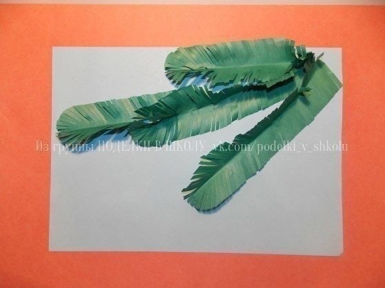 ​Еловая ветка с новогодними игрушками