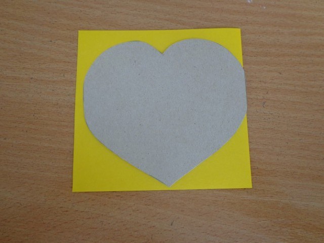 ​Котик из плотной бумаги на основе сердечек