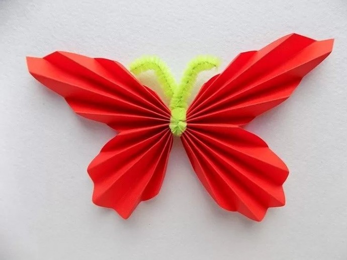 Бабочка из синельной проволоки и цветной бумаги