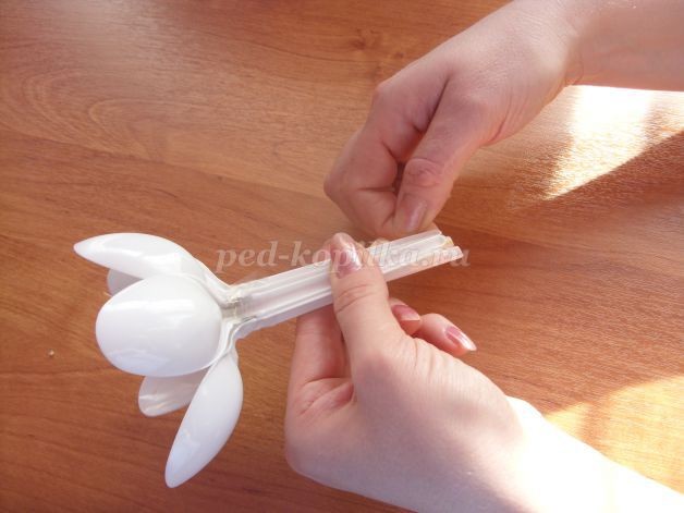 Подснежники из одноразовых ложек: часть 1