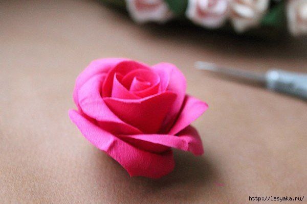 Сердечко из роз, слепленных из полимерной глины