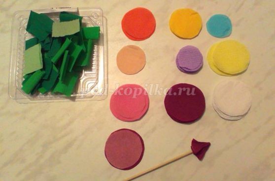 Полуобъёмные цветы из бумажных салфеток в технике торцевания