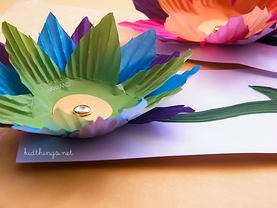 Необычная открытка с цветами из бумажных формочек для кексов