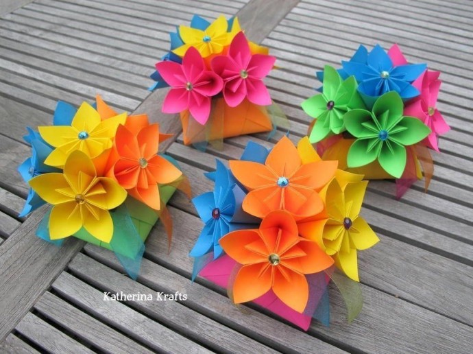 Красивые яркие цветочки на основе одного модуля-оригами