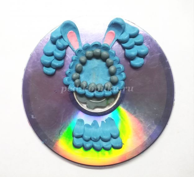 ​Пластилинография на диске: зайчик, часть 3