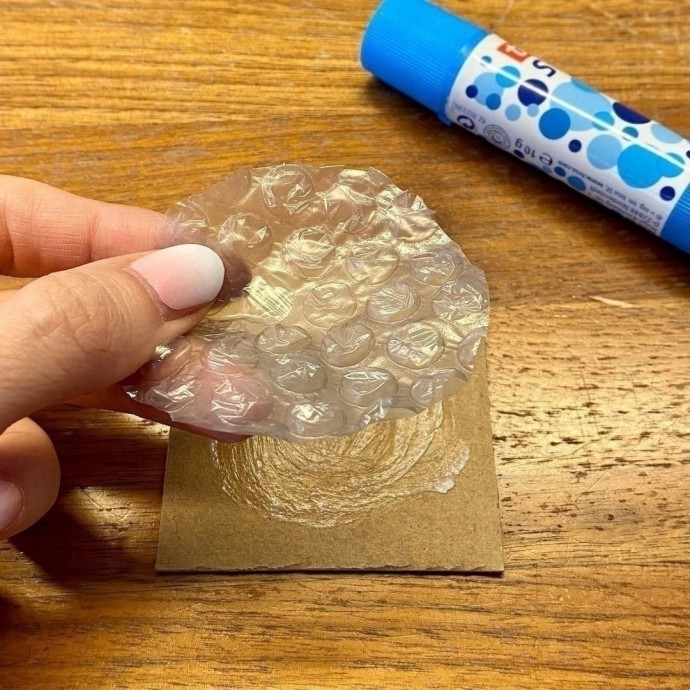 Рисуем одуванчики при помощи пупырчатой пленочки