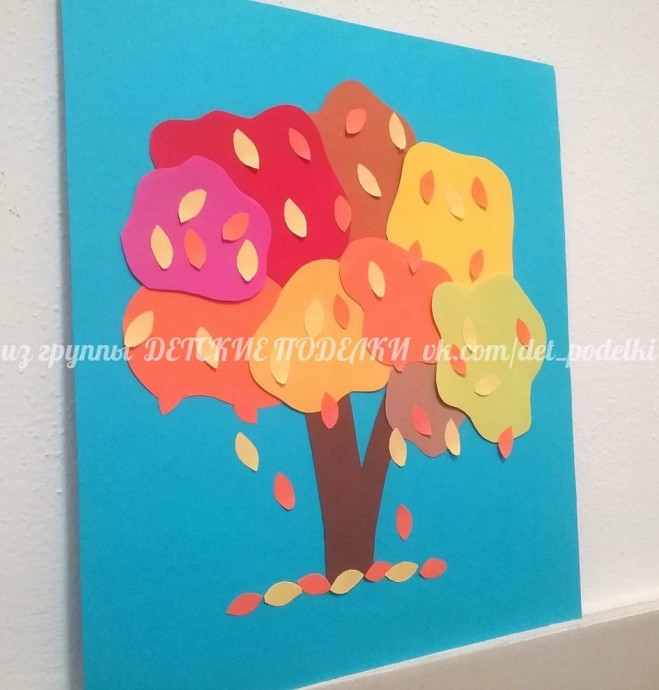 Осеннее деревце, плачущее листьями