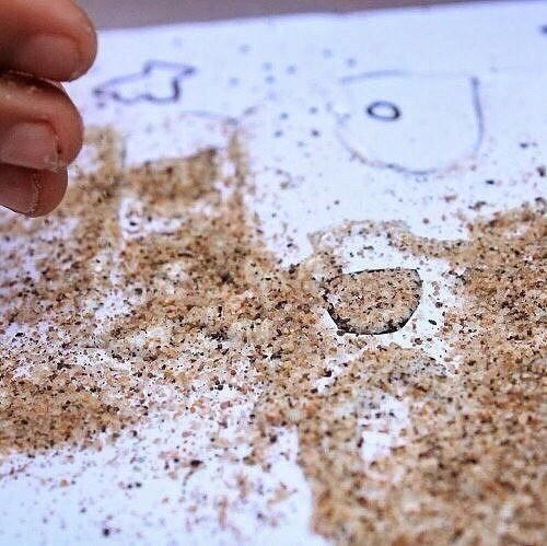 ​Строим замок из песка на листе бумаги