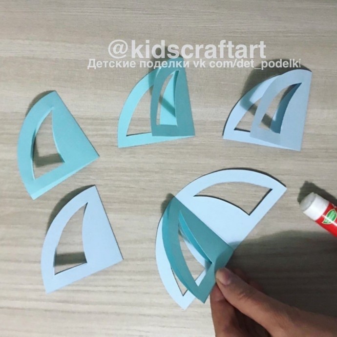 Медуза из цветной бумаги Медуза из цветной бумаги